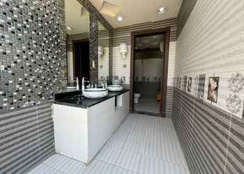 شاليه بجلسة تطل على مسبح داخلي 