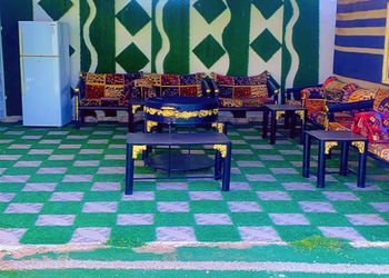 شاليه بجلسة تطل على مسبح خارجي 