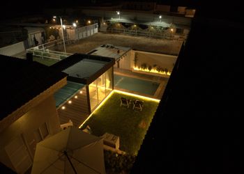 شاليه بمسبح خارجي واسطبل خيل 