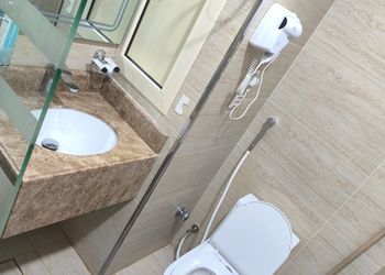 استديو بأثاث مريح وبسيط 
