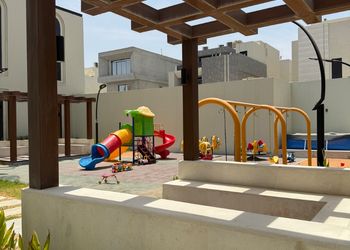 شقة بصالة وثلاث غرف نوم