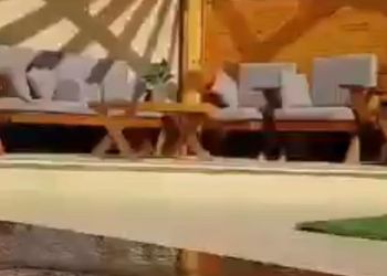 شاليه بجلسة خارجيه ومسبح خارجي