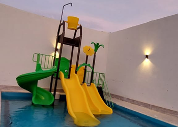 شاليه بجلسه خارجيه ومسبح والعاب مائية