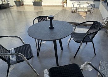 شقة بغرفه نوم وجلسة خارجية