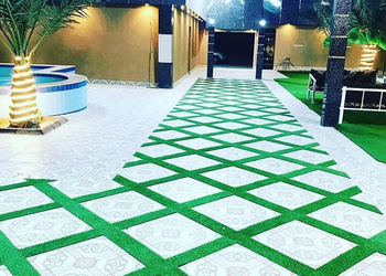 شاليه بمسطح اخضر وجلسة خارجية 