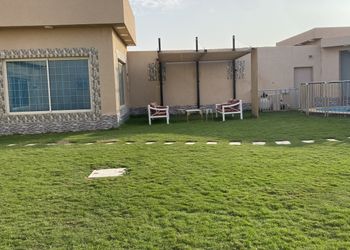 شاليه بجلسة تطل على مسبح خارجي 