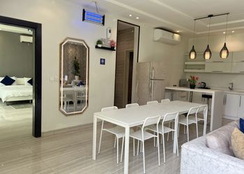 شاليه بمسبح ومسطح اخضر
