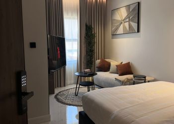 استديو بجلسة جانبيه ودخول ذاتي