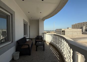 شقة بصالة ومجلس وغرف نوم