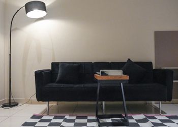 استديو بأثاث مريح وبسيط
