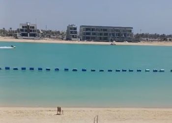 شقة بغرفة جلوس وغرف نوم