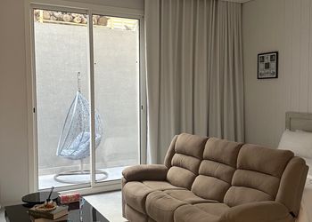 استديو بسرير ماستر وجلسة جانبية