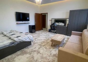 استديو بسرير ماستر وأثاث مريح 