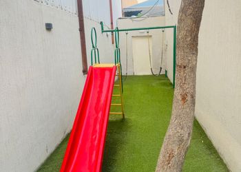 شاليه بجلسة تطل على مسبح خارجي 