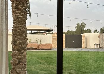 شاليه بمسطح اخضر ومسبح 