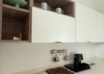 شاليه بمسطح اخضر وجلسة خارجية