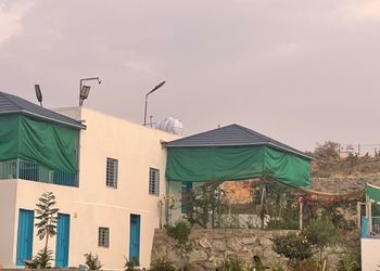 استراحة بمجلس وفناء خارجي 