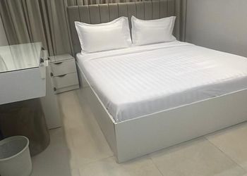 استديو بأثاث مريح وبسيط 