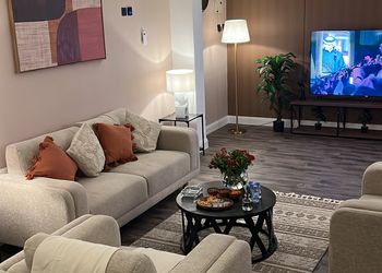 استديو بسرير مريح ومساحة واسعة 