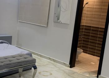 شاليه بمسطح اخضر وجلسة خارجية 