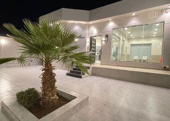 شاليه بجلسة خارجية وأجواء ممتعة 