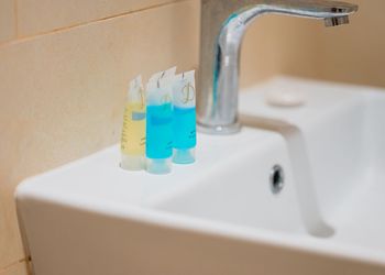 شقة بصالة أنيقة وثلاث غرف نوم 