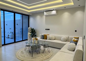 شاليه بجلسة تطل على مسبح خارجي 