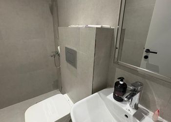شقة بصالة وثلاث غرف نوم