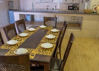 شاليه بجلسة تطل على مسبح خارجي 