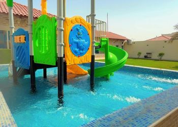 شاليه بألعاب مائية ومسطح اخضر