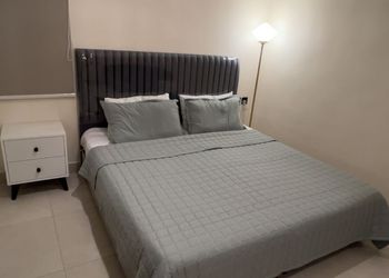 استديو بسرير ماستر وجلسة مريحة 