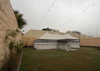 شاليه بملعب كرة قدم وجلسة خارجية 