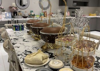 شاليه بجلسة تطل على مسبح خارجي 
