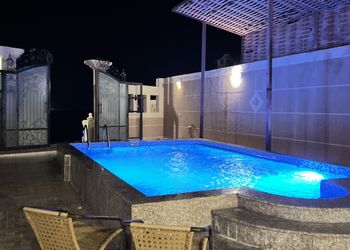 شالية بإطلالة على البحر  والمسبح