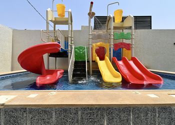 شاليه بمسطح اخضر و العاب مائيه