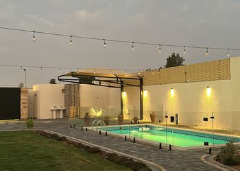 شاليه بمسطح اخضر ومسبح 
