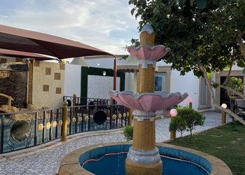 شاليه بجلسة تطل على مسبح خارجي 