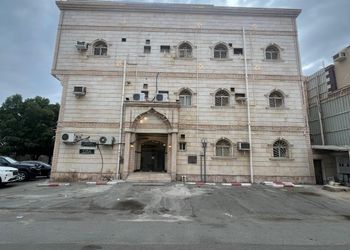 استديو هادئ بأثاث مريح