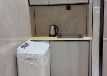 استديو بسرير ماستر وأثاث مريح 