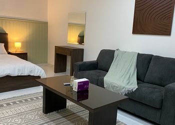 استديو بأثاث مريح وبسيط 