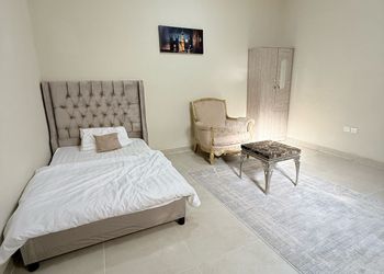 استديو بأثاث مريح وبسيط 