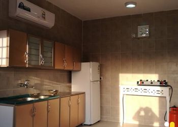 شاليه بمسطح اخضر ومسبح