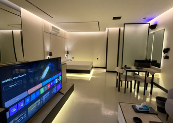استديو بأثاث مريح وبسيط 