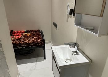 غرفة بسرير مفرد ودورة مياه  
