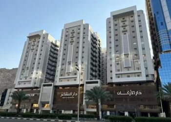 شقة بصالة وثلاث غرف نوم
