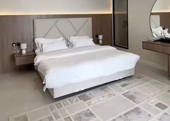 شاليه بمسطح اخضر ومسبح 