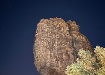 كوخ بسرير كبير علوي وسريرين فردي