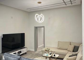 شقة بصالة جلوس وثلاث غرف نوم 