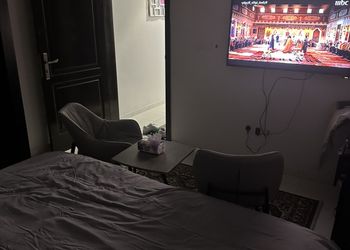 استديو بأثاث مريح وبسيط