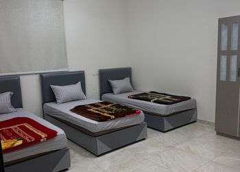 شقة بثلاث غرف نوم وصالة جلوس